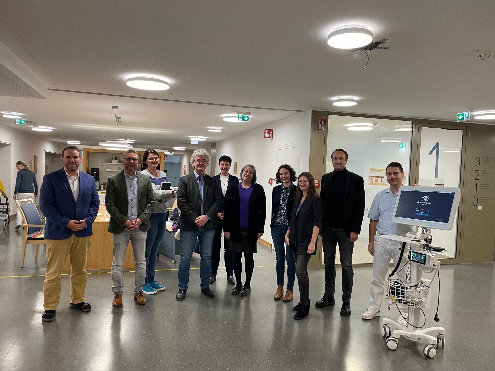 mehrere Verantwortliche für das Projekt Digitales Pflegeheim